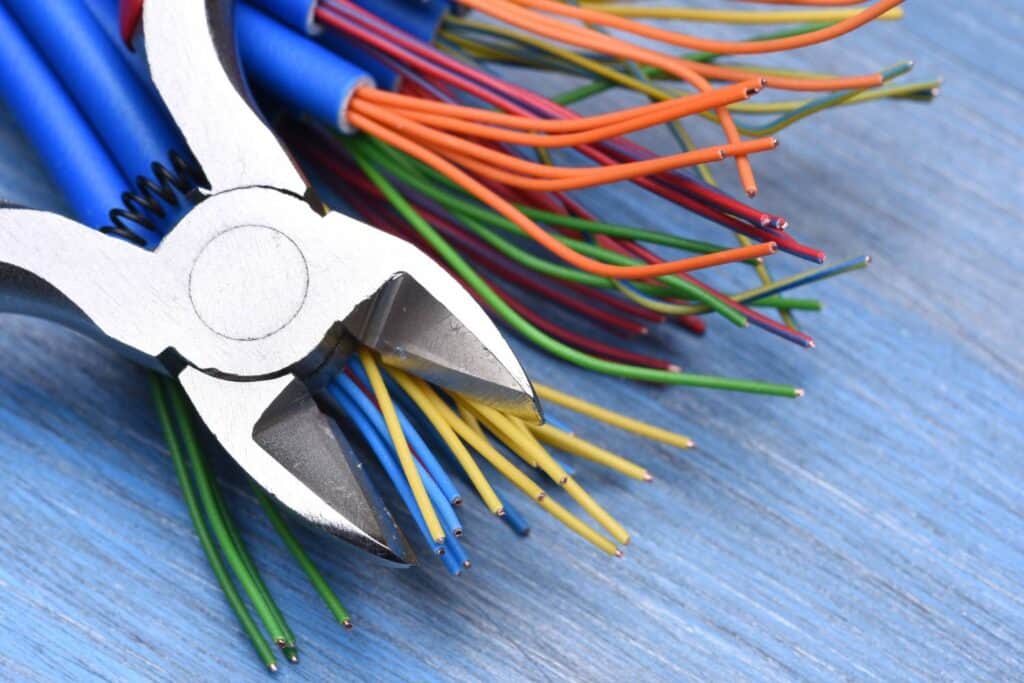 how to cut electrical wires 1