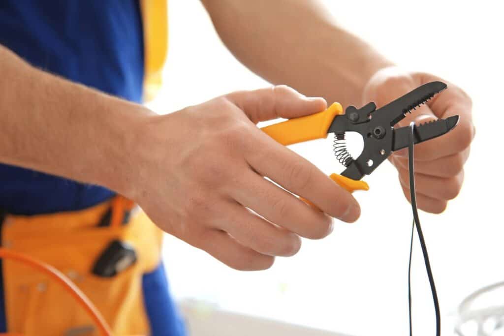 how to cut electrical wires 2